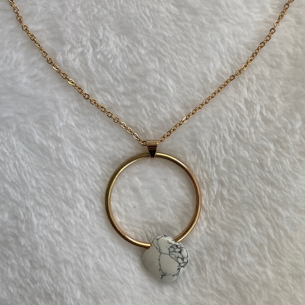 NWT Howard's gold circle and white stone pendant necklace